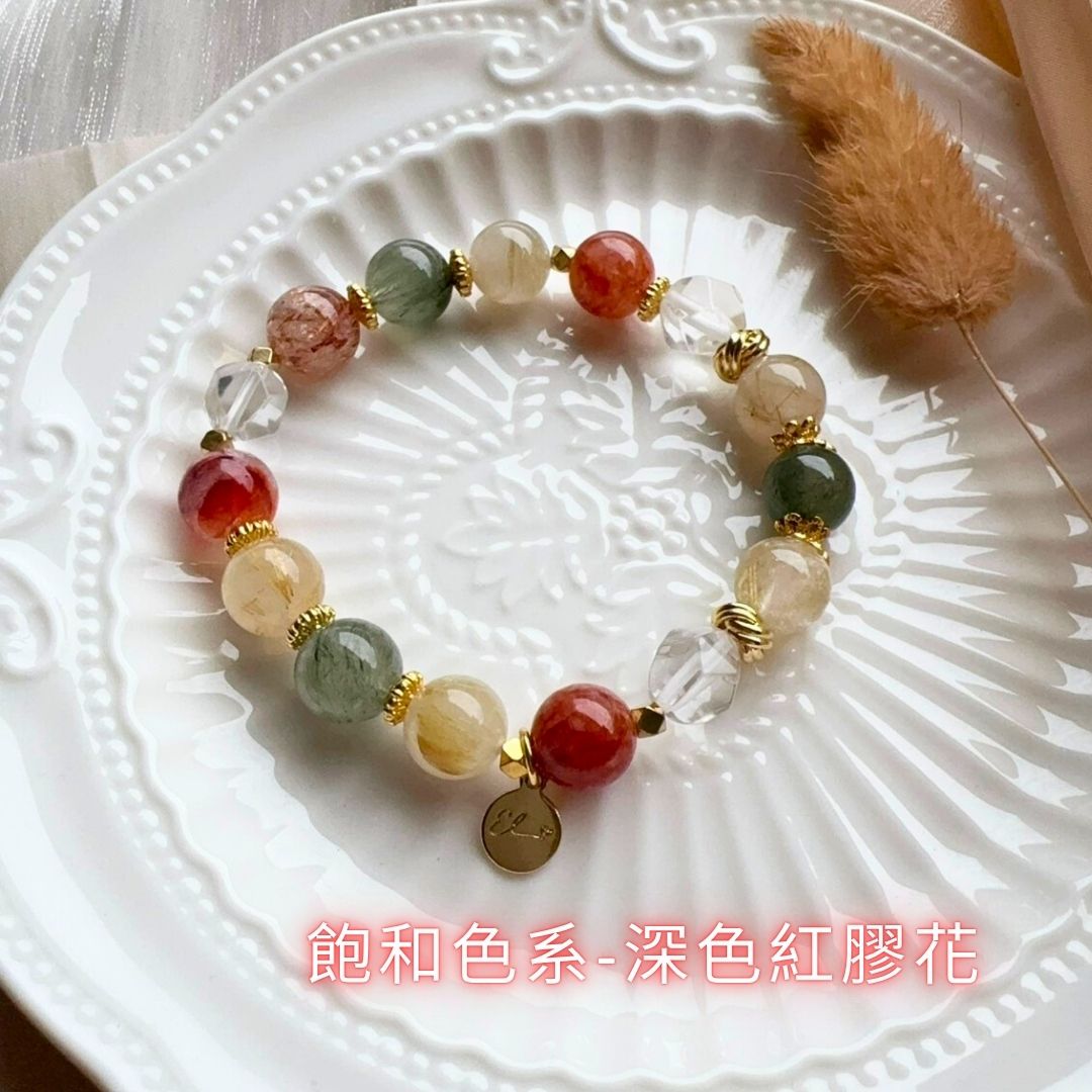【歲月舞曲】綠髮晶。金髮晶。紅膠花。切面白水晶