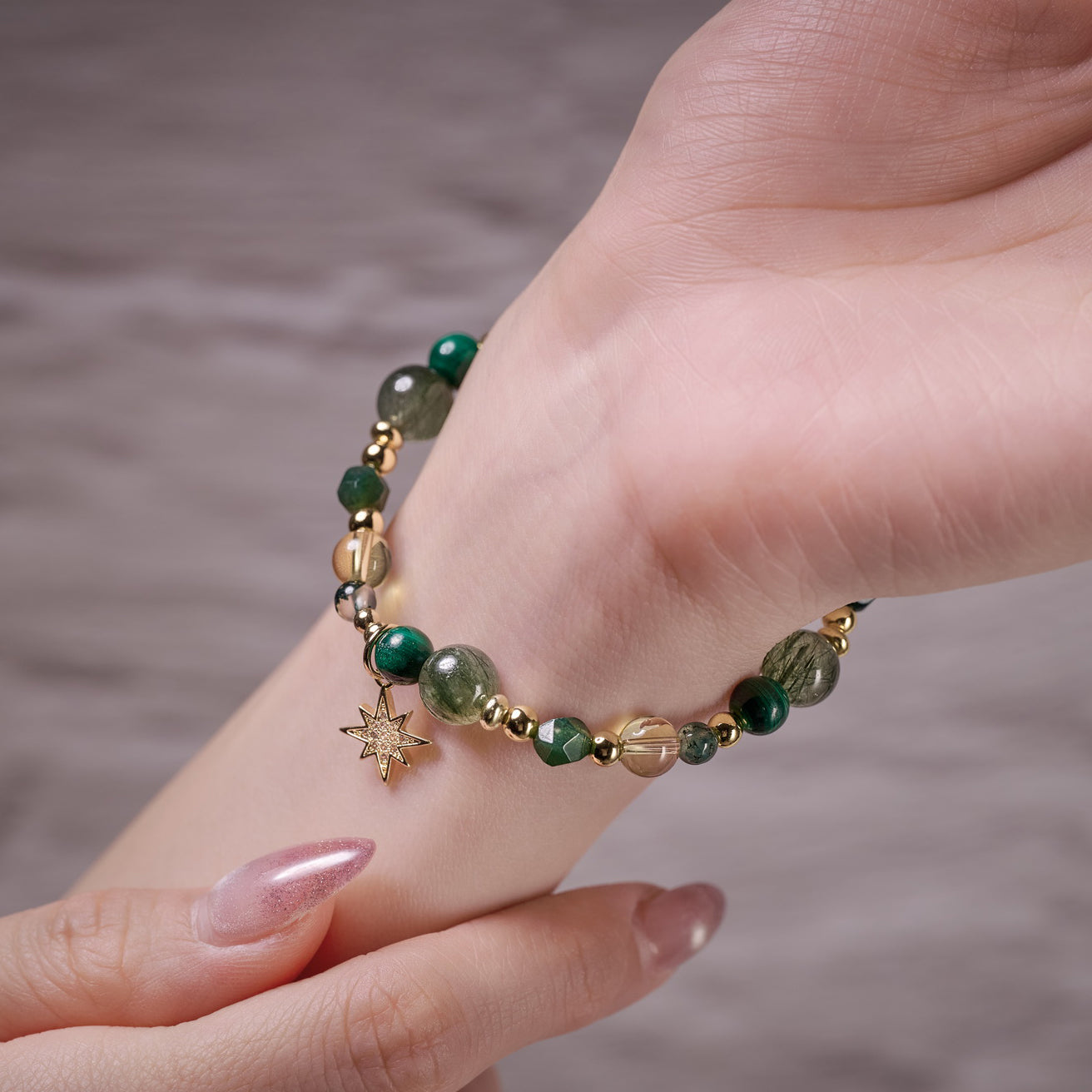 【森精靈】綠髮晶（偏深色祖母綠）。黃水晶。孔雀石。黃瑪瑙。綠瑪瑙